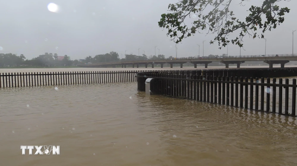 Nước ngập cầu gỗ Lim trên sông Hương. (Ảnh: Tường Vi/TTXVN)