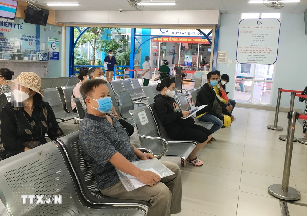 Bệnh viện quận 7 (thành phố Hồ Chí Minh) đón nhận bệnh nhân đến khám bình thường. (Ảnh: Đinh Hằng/TTXVN)