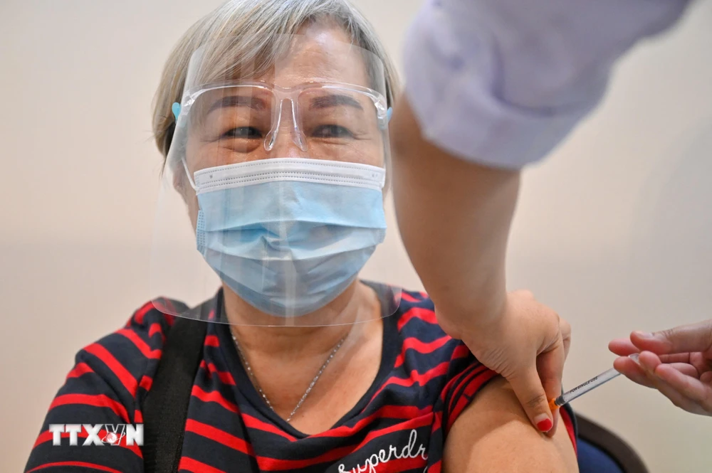 Nhân viên y tế tiêm vaccine phòng COVID-19 cho người dân tại Kuala Lumpur, Malaysia, ngày 31/5/2021. (Ảnh: AFP/TTXVN)