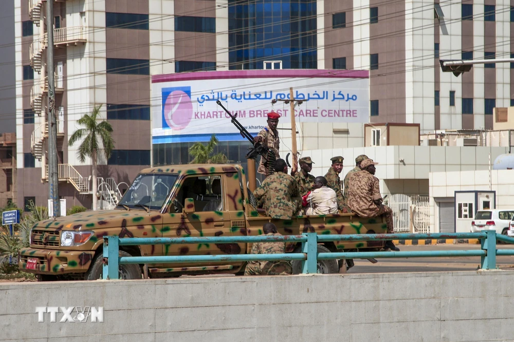 Lực lượng an ninh Sudan tuần tra tại Khartoum ngày 25/10/2021. (Ảnh: AFP/TTXVN)