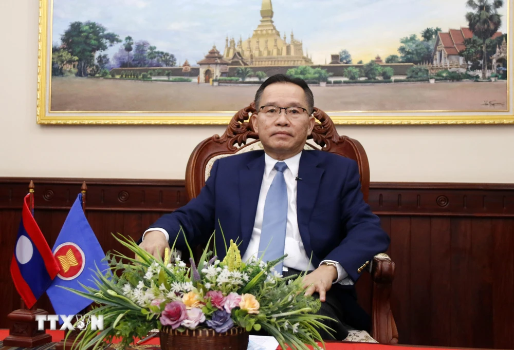 Thứ trưởng Bộ Ngoại giao, Trưởng SOM Lào Thongphane Savanphet trả lời phỏng vấn phóng viên TTXVN. (Ảnh: Phạm Kiên/TTXVN)
