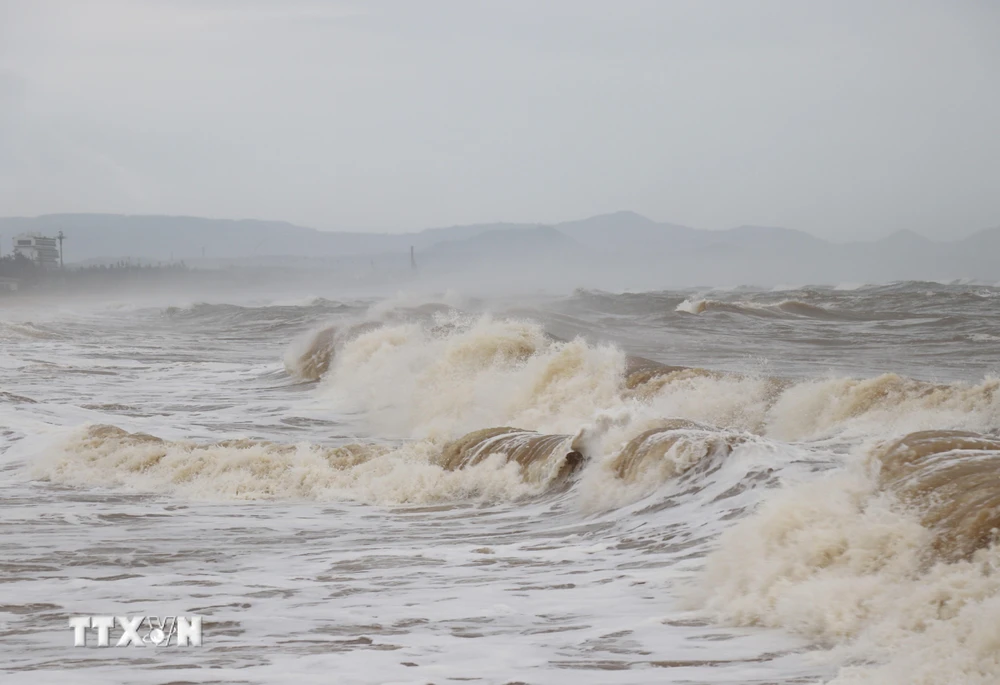 Sóng biển tại Phú Yên dâng rất cao. (Ảnh: Phạm Cường-TTXVN)