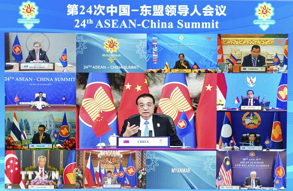 Thủ tướng Trung Quốc Lý Khắc Cường (giữa) dự Hội nghị Cấp cao ASEAN-Trung Quốc lần thứ 24 diễn ra dưới hình thức trực tuyến, ngày 26/10/2021. (Ảnh: THX/TTXVN)