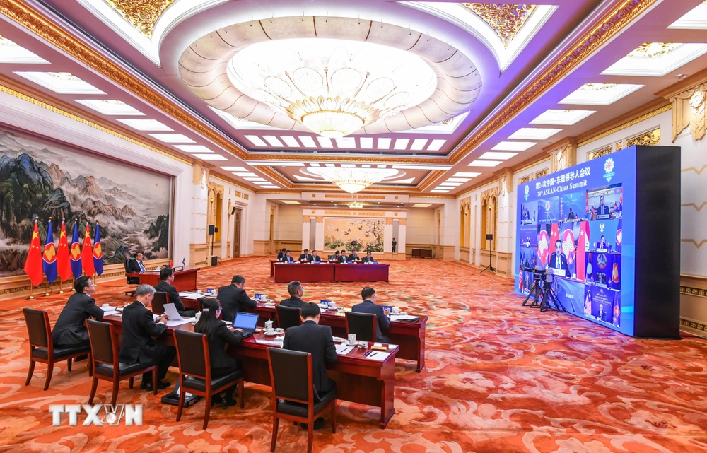 Thủ tướng Trung Quốc Lý Khắc Cường (giữa, trái) dự Hội nghị Cấp cao ASEAN-Trung Quốc lần thứ 24 diễn ra dưới hình thức trực tuyến, tại Bắc Kinh, ngày 26/10/2021. (Ảnh: THX/TTXVN)