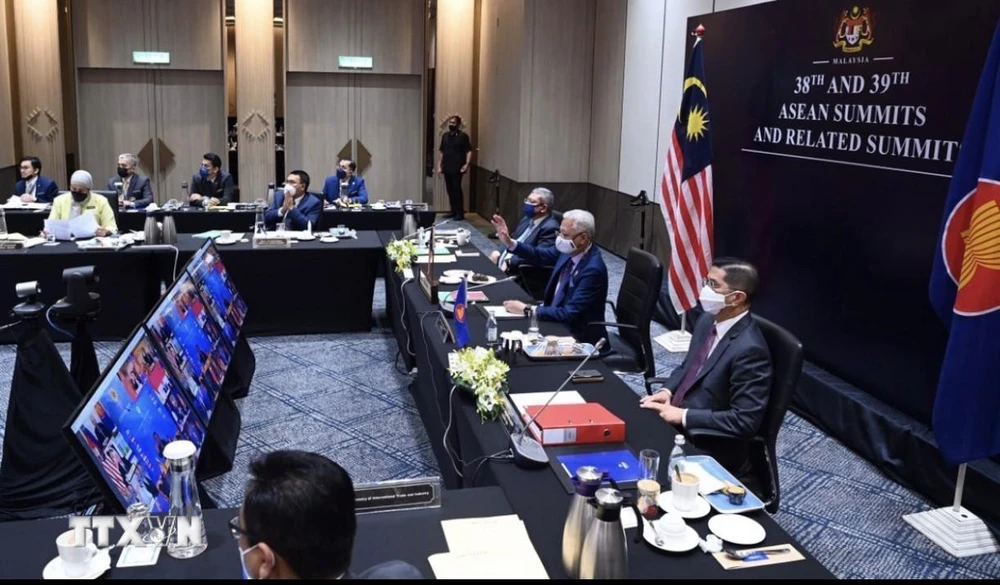 Thủ tướng Ismail Sabri Yaakob cùng các quan chức cấp cao Malaysia dự EAS 16. (Ảnh: Mạnh Tuân/TTXVN)