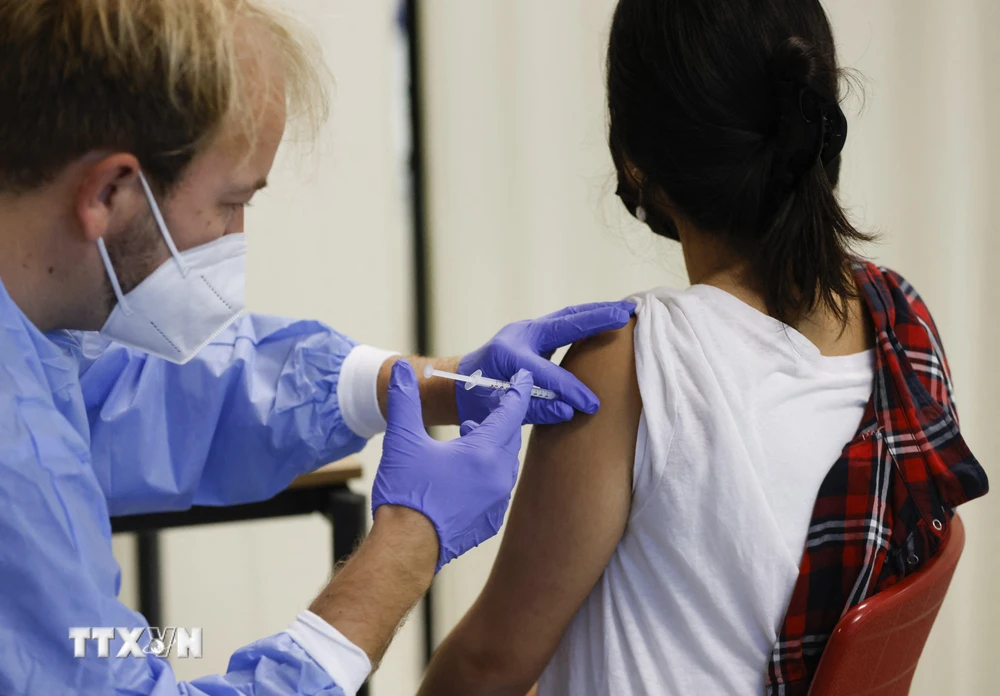 Nhân viên y tế tiêm vaccine phòng COVID-19 cho người dân tại Berlin, Đức, ngày 13/9/2021. (Ảnh: AFP/TTXVN)