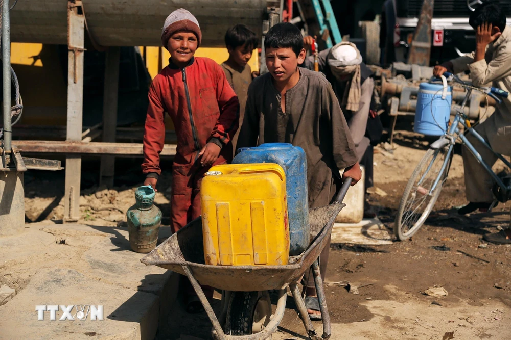 Trẻ em làm việc tại một xưởng cơ khí ở Ghazni, Afghanistan. (Ảnh: AFP/TTXVN)