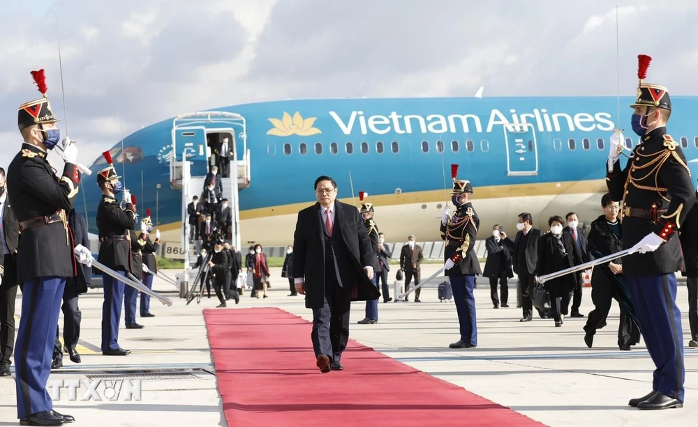 Lễ đón Thủ tướng Phạm Minh Chính tại sân bay Orly, Thủ đô Paris. (Ảnh: Dương Giang/TTXVN)