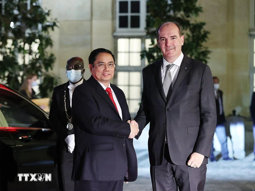 Thủ tướng Pháp Jean Castex đón Thủ tướng Phạm Minh Chính chiều 3/11 tại Điện Matignon ở thủ đô Paris. (Ảnh: Dương Giang/TTXVN)