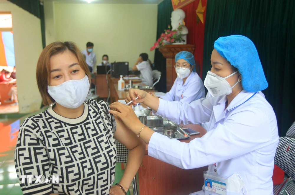 Tiêm vaccine ngừa COVID-19 cho người dân tại bệnh viện đa khoa quận Ngô Quyền, Hải Phòng. (Ảnh: An Đăng/TTXVN)