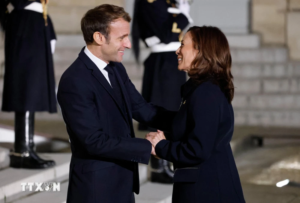 Tổng thống Pháp Emmanuel Macron (trái) và Phó Tổng thống Mỹ Kamala Harris tại cuộc gặp ở Paris, Pháp, ngày 10/11/2021. (Ảnh: AFP/TTXVN)