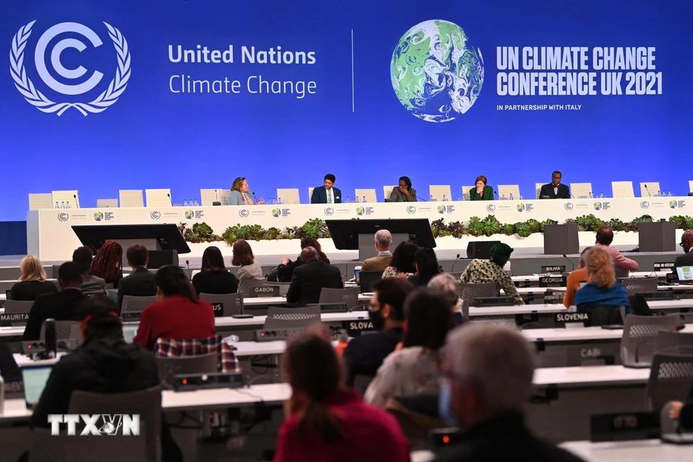 Các đại biểu tại một phiên thảo luận trong khuôn khổ Hội nghị lần thứ 26 Các bên tham gia Công ước khung của Liên hợp quốc về biến đổi khí hậu (COP26) tại Glasgow, Anh, ngày 8/11/2021. (Ảnh: AFP/TTXVN)