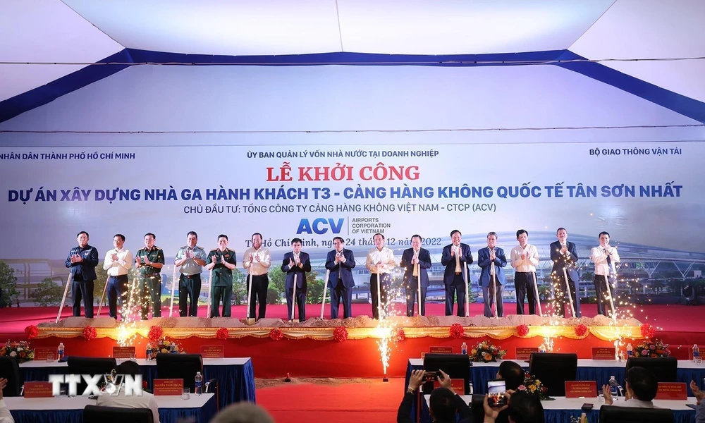 Thủ tướng Phạm Minh Chính và các đại biểu khởi công Dự án xây dựng nhà ga hành khách T3 Cảng hàng không quốc tế Tân Sơn Nhất. (Ảnh: Dương Giang/TTXVN)