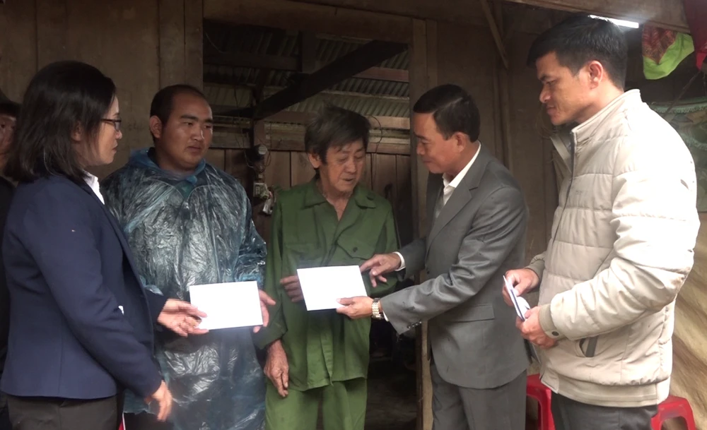 Chủ tịch UBND huyện Krông Bông Lê Văn Long trao tiền hỗ trợ các gia đình có thân nhân tử vong. (Ảnh: Báo Đắk Lắk.)