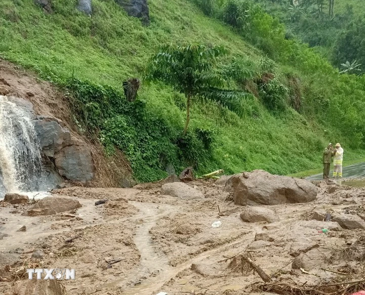 Sạt lở trên đèo Violak khiến giao thông trên Quốc lộ 24 từ Quảng Ngãi đi Kon Tum bị chia cắt. (Ảnh: TTXVN phát)