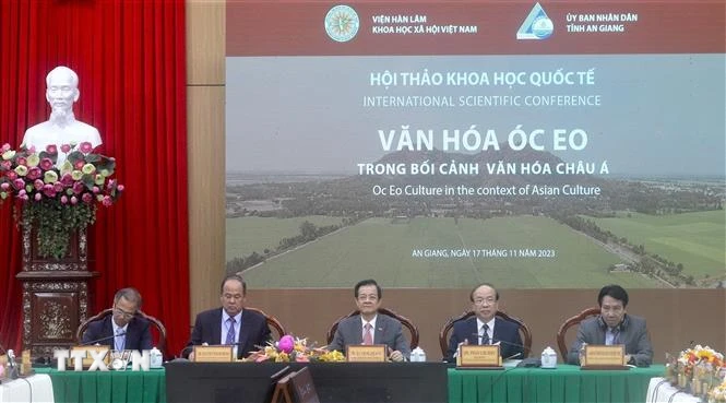 Lãnh đạo Viện Hàn lâm Khoa học xã hội Việt Nam và tỉnh An Giang chủ trì Hội thảo. (Ảnh: Thanh Sang/TTXVN)