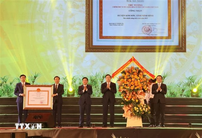 Phó Thủ tướng Trần Lưu Quang trao Bằng công nhận đạt chuẩn Nông thôn Mới năm 2022 cho huyện Kim Sơn. (Ảnh: Đức Phương/TTXVN)