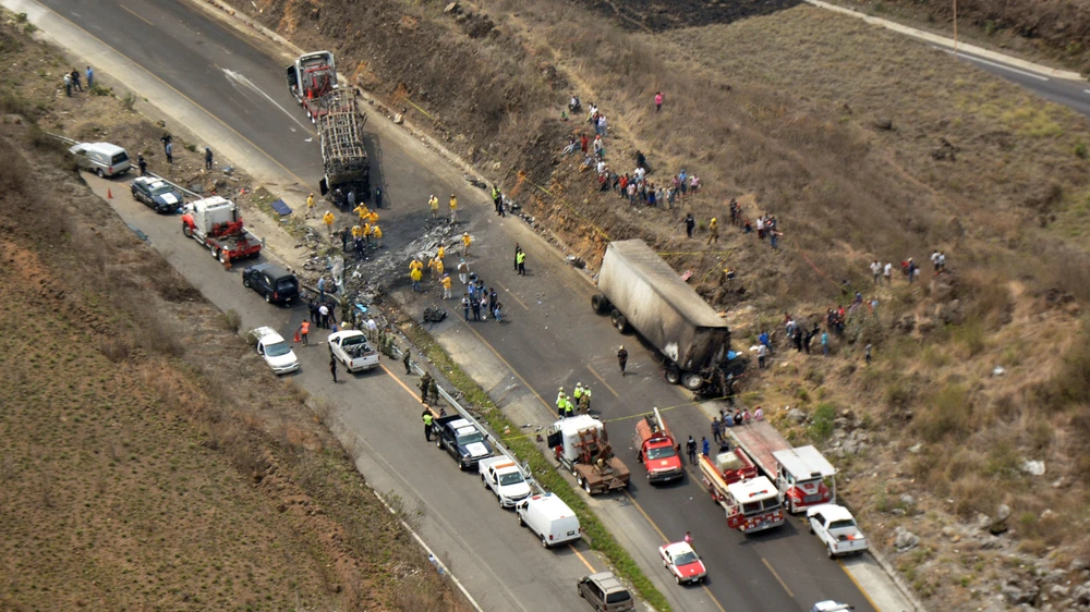 Hiện trường một vụ tai nạn xe buýt tại Mexico. (Ảnh: The New York Times)