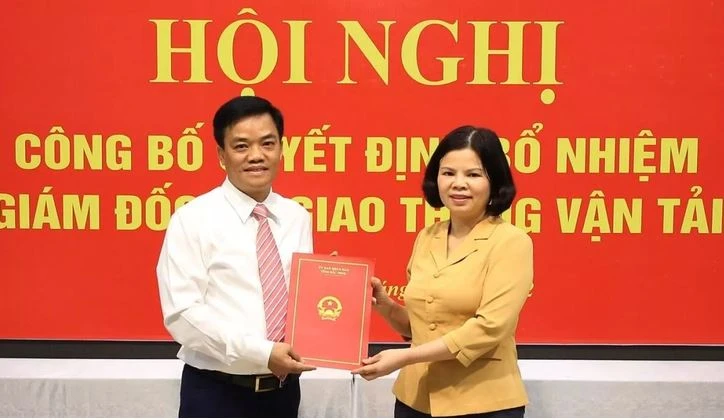 Ông Nguyễn Minh Hiếu (trái) được bổ nhiệm làm Giám đốc Sở Giao thông Vận tải tỉnh Bắc Ninh. (Ảnh: Cổng thông tin Điện tử tỉnh Bắc Ninh)