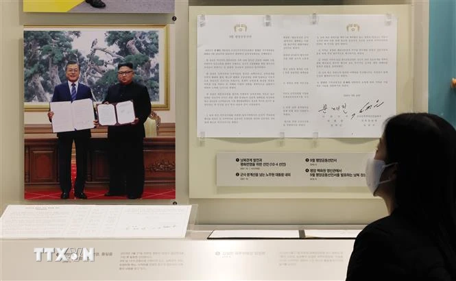 "Thỏa thuận quân sự liên Triều" được ký kết ngày 19/9/2018 giữa Tổng thống Hàn Quốc lúc bấy giờ Moon Jae-in (trái) và nhà lãnh đạo Triều Tiên Kim Jong-un. (Ảnh: Yonhap/TTXVN)