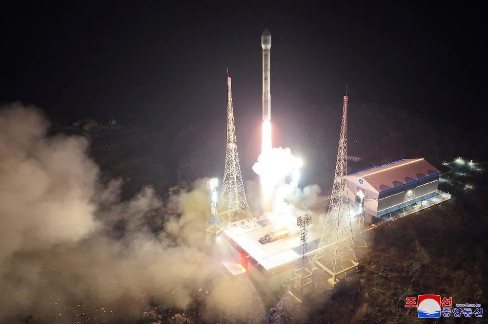 Tên lửa đẩy Chollima-1 mang theo vệ tinh trinh sát Malligyong-1 rời bệ phóng tại Bãi phóng vệ tinh Sohae ở quận Cholsan, tỉnh Bắc Phyongan, Triều Tiên ngày 21/11/2023. (Ảnh: Yonhap/TTXVN)