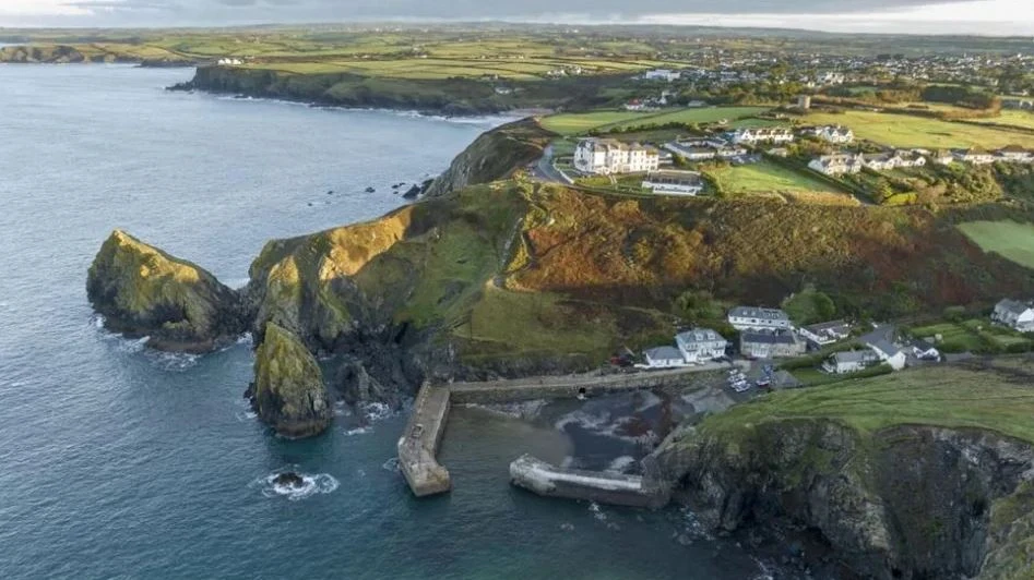 Hơn 2 triệu bảng Anh đã được chi để sửa chữa hai đê chắn sóng ở cảng Mullion Cove ở Cornwall. (Ảnh: Yahoo News)