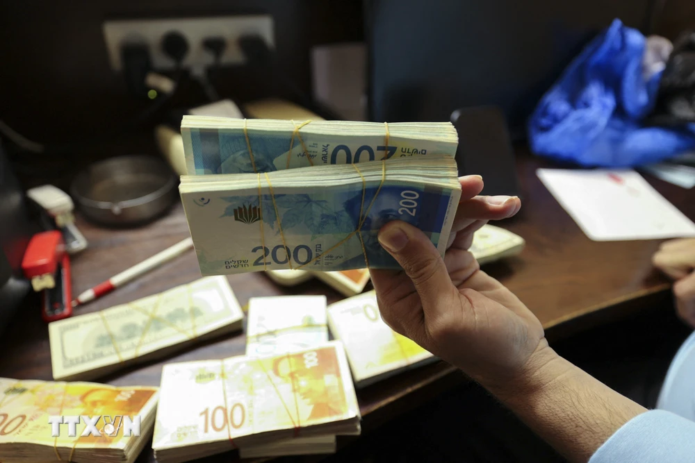Đồng tiền mệnh giá 200 shekel của Israel. (Ảnh: AFP/TTXVN)