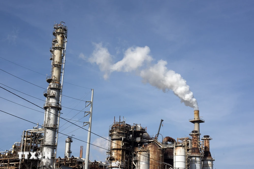 Khói thải bốc lên từ một nhà máy lọc dầu ở Houston, Texas, Mỹ. (Ảnh: AFP/TTXVN)