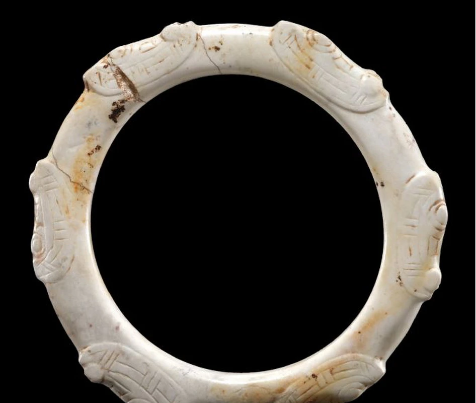 Một chiếc vòng tay ngọc bích mới được khai quật từ Khu di sản Lương Chử ở tỉnh Chiết Giang. (Ảnh: China Daily)