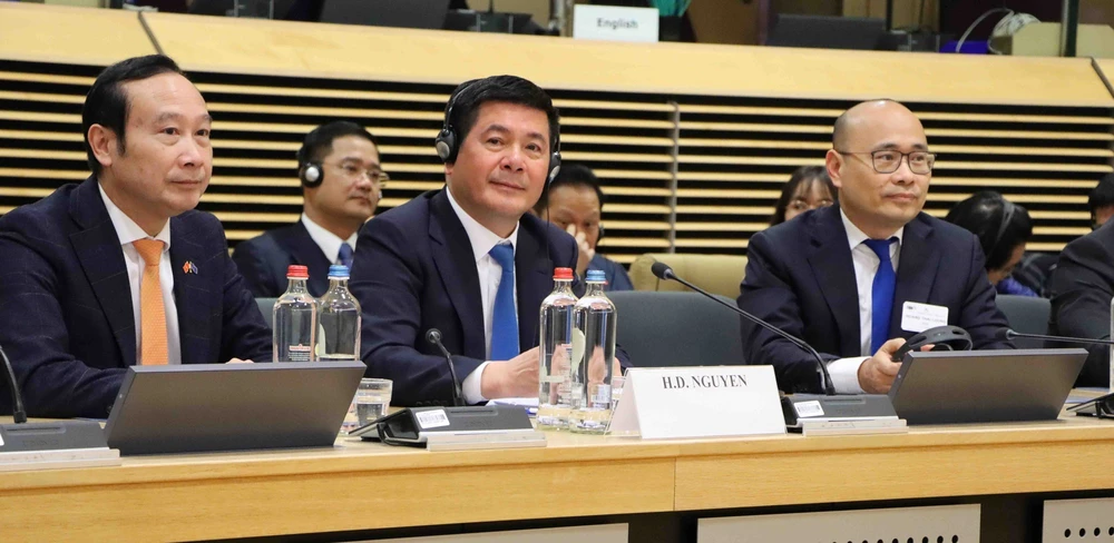 Bộ trưởng Bộ Công thương Nguyễn Hồng Diên (giữa) cùng Đại sứ-Trưởng Phái đoàn Việt Nam bên cạnh EU Nguyễn Văn Thảo (trái) tại phiên họp. (Ảnh : Hương Giang/TTXVN)