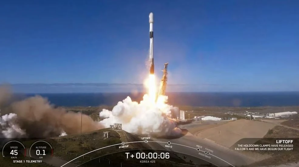tên lửa đẩy Falcon 9 đưa vệ tinh trinh sát quân sự của Hàn Quốc bay vào quỹ đạo. (Nguồn: SpaceX/AP)