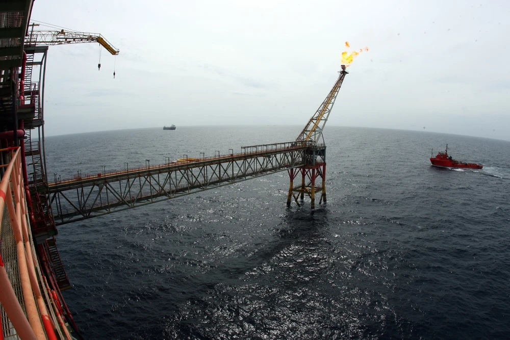 Hoạt động khai thác dầu khí tại mỏ Bạch Hổ, Bà Rịa-Vũng Tàu. (Ảnh: Huy Hùng/TTXVN)