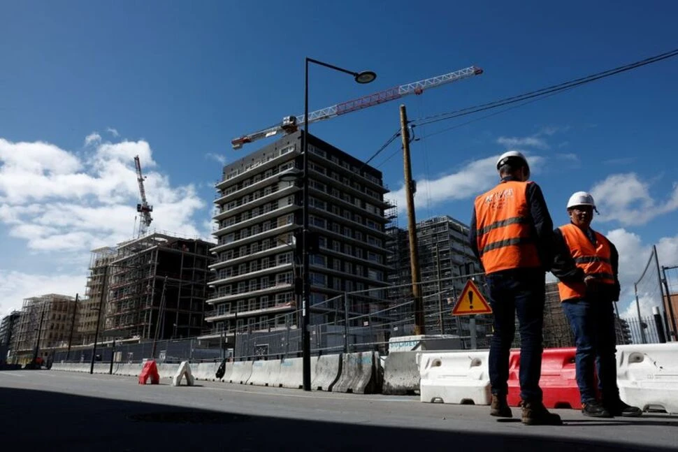 Công nhân làm việc trên công trường xây dựng Làng Olympic Paris 2024 ở Saint-Ouen, gần Paris, Pháp ngày 12/4. (Ảnh: Reuters) 