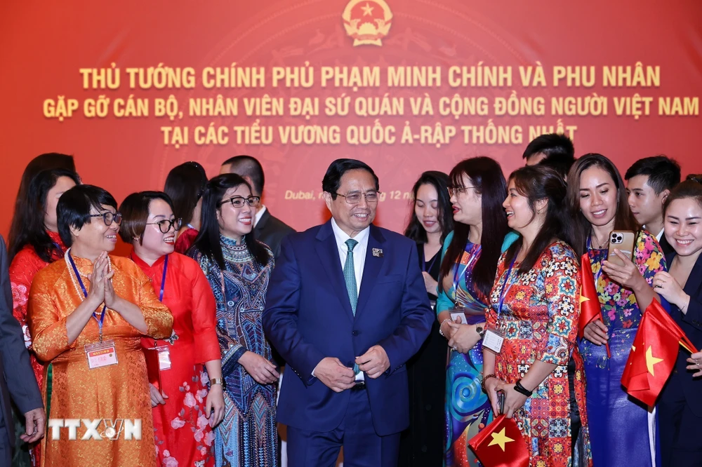 Thủ tướng Phạm Minh Chính và Phu nhân với cộng đồng người Việt Nam tại UAE. (Ảnh: Dương Giang/TTXVN)