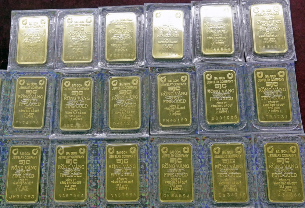 Vàng miếng SJC bày bán tại Công ty Vàng bạc Agribank. (Ảnh: Trần Việt/TTXVN)