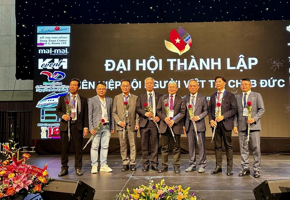 Chủ tịch Liên hiệp Hội người Việt tại CHLB Đức Nguyễn Văn Hiền (thứ ba, từ phải sang) cùng 7 Phó Chủ tịch. (Ảnh: Phương Hoa/TTXVN)