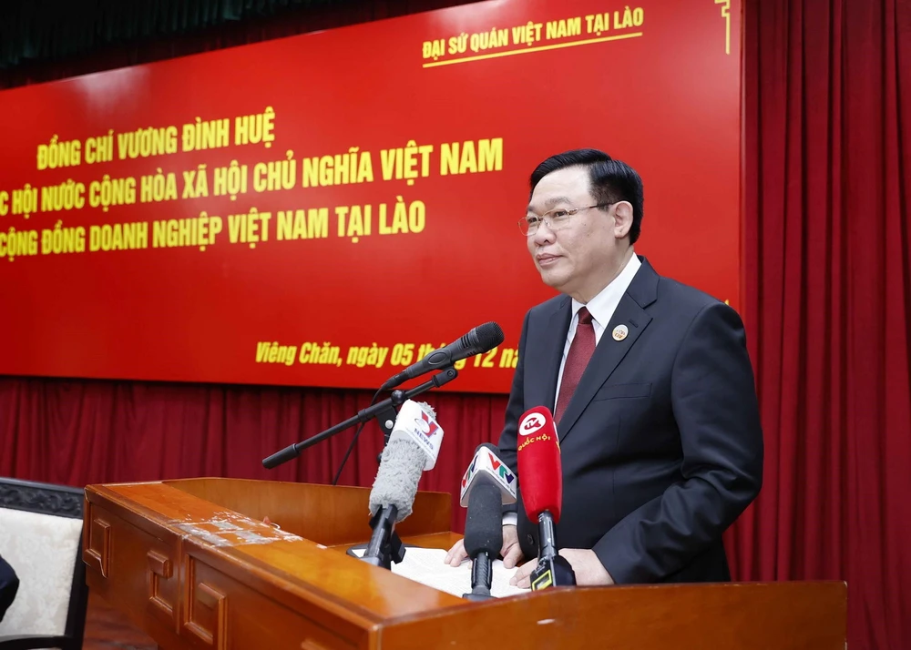 Chủ tịch Quốc hội Vương Đình Huệ phát biểu tại cuộc gặp gỡ cộng đồng doanh nghiệp Việt Nam tại Lào. (Ảnh: Doãn Tấn/TTXVN)