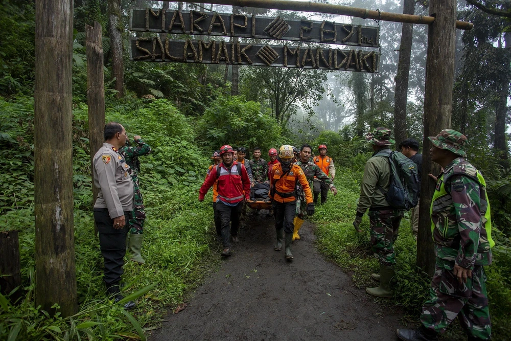 Lực lượng cứu hộ chuyển người bị thương sau khi núi lửa Marapi phun trào, ở Tây Sumatra, Indonesia, ngày 4/12/2023. (Ảnh: THX/TTXVN)