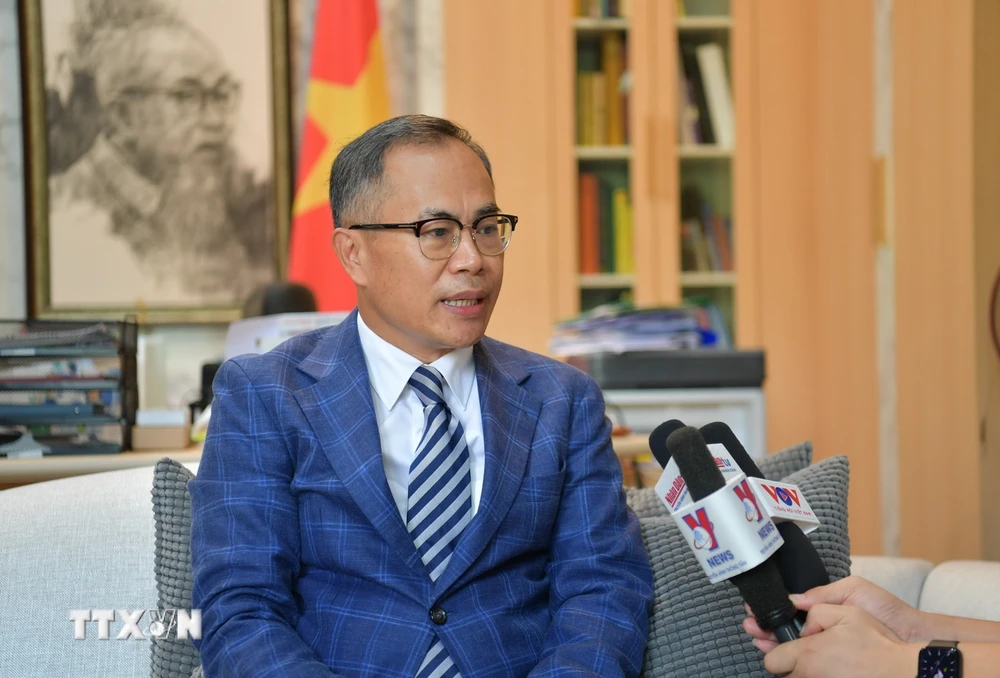 Đại sứ Phan Chí Thành trả lời phỏng vấn các cơ quan báo chí Việt Nam thường trú tại Thái Lan. (Ảnh: Huy Tiến/TTXVN)