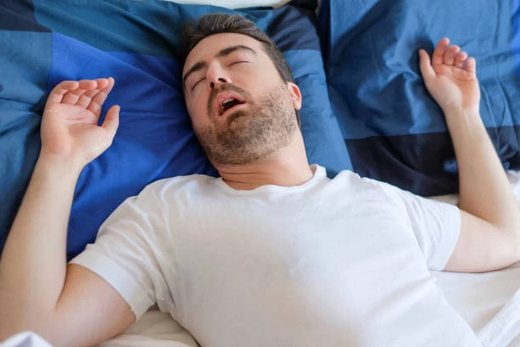 Ngủ ngáy to là một trong những dấu hiệu của chứng ngưng thở khi ngủ do tắc nghẽn. (Ảnh: iStock)