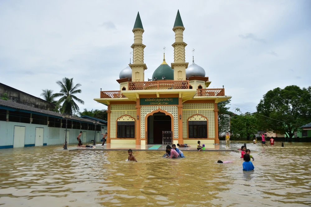 Ngập lụt do mưa lớn tại Ra-ngea, tỉnh Narathiwat, Thái Lan. (Ảnh: AFP/TTXVN)