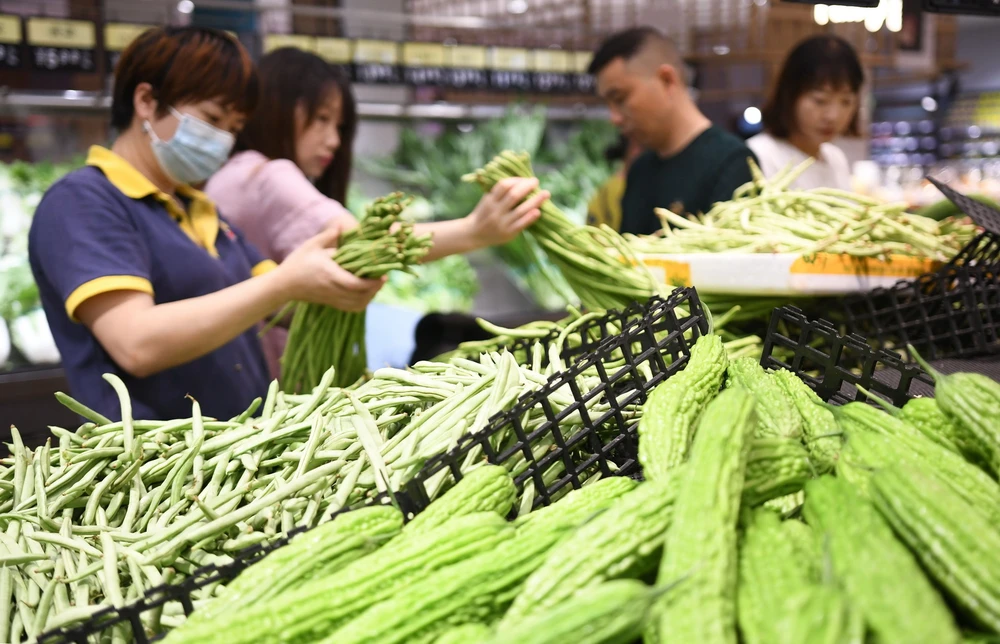 Người tiêu dùng chọn mua hàng tại siêu thị ở Hồ Nam, Trung Quốc. (Ảnh: THX/TTXVN)