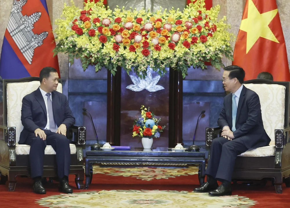 Chủ tịch nước Võ Văn Thưởng tiếp thân mật Samdech Thipadei Thủ tướng Vương quốc Campuchia Hun Manet. (Ảnh: Thống Nhất/TTXVN)