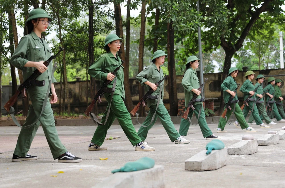 Sinh viên K72 Khoa Ngữ văn, Trường Đại học Sư phạm Hà Nội trong đợt tập trung học tập Giáo dục Quốc phòng và An ninh tại Phân hiệu Hà Nam. (Ảnh: Thanh Tùng/TTXVN)