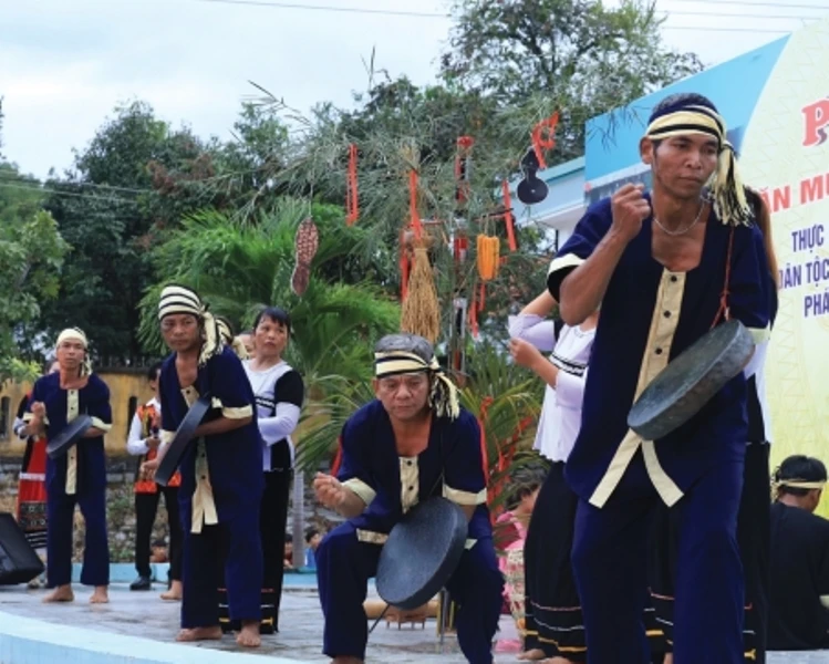 Hòa tấu chiêng mã la trong Lễ hội ăn mừng lúa mới của người Raglai. (Ảnh: Báo Khánh Hòa)