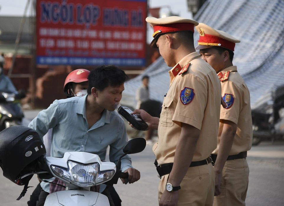 Cảnh sát Giao thông Điện Biên kiểm tra nồng độ cồn người điều khiển phương tiện trên tuyến Quốc lộ 279. (Ảnh: Xuân Tư/TTXVN)