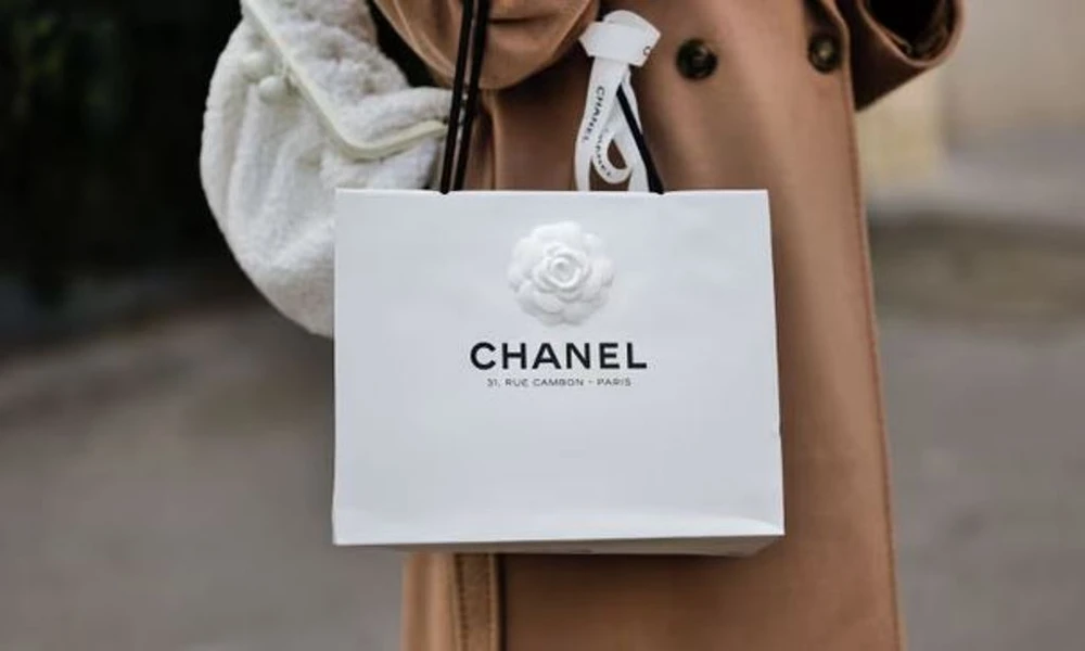 Fashion blogger Maria Rosaria Rizzo mang túi giấy Chanel trên đường phố Paris, Pháp như một phụ kiện thời trang hồi tháng 2/2023. (Ảnh: Getty Images)