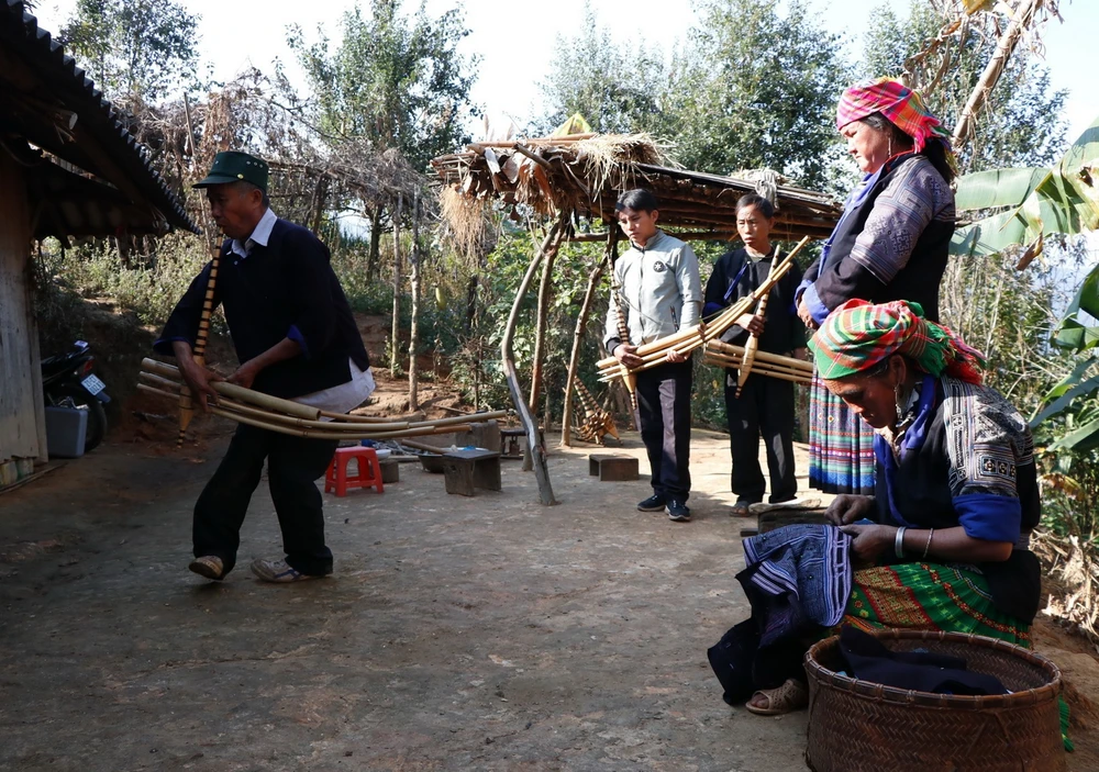 Một nghệ nhân ở Mù Cang Chải thổi Khèn Mông. (Ảnh: Tuấn Anh/TTXVN)