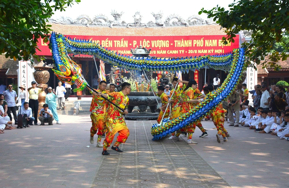 Lễ khai hội Đền Trần Nam Định thu hút nhiều du khách trên cả nước. (Ảnh: Công Luật/TTXVN)