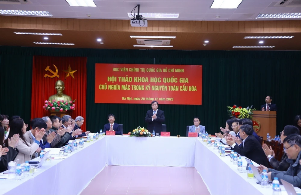 Giáo sư-Tiến sỹ Lê Văn Lợi, Phó Giám đốc Học viện Chính trị Quốc gia Hồ Chí Minh chủ trì hội thảo. (Ảnh: Văn Điệp/TTXVN)